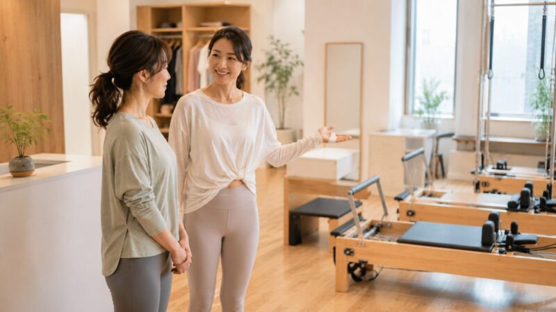 体験前に設備や雰囲気を確認しながら説明を受ける日本人女性